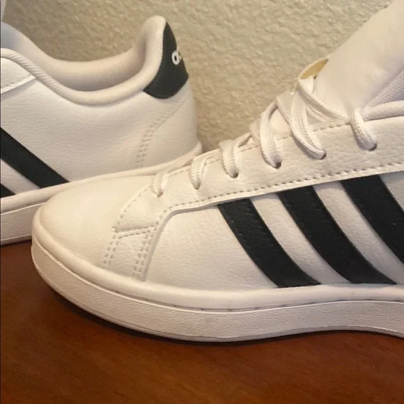 Adidas Classic White Shoes with Black Accents - Picture 5 of 12